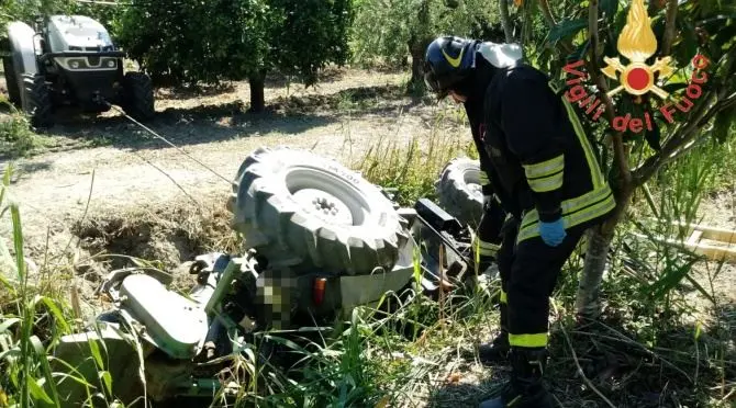 Cassano Jonio, trattore si ribalta e finisce in un canalone: un morto