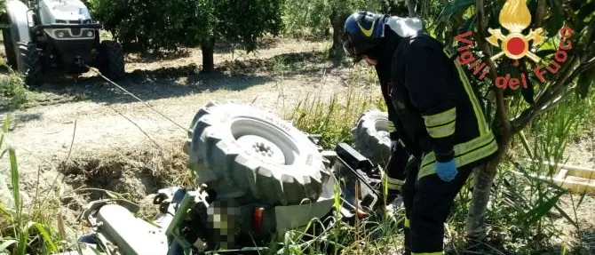 Cassano Jonio, trattore si ribalta e finisce in un canalone: un morto