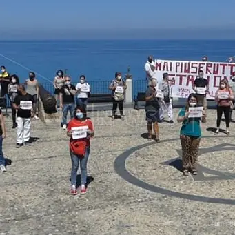 Tropea, gli stagionali insorgono: «Lavoriamo anche per 3 euro all’ora. Basta!»
