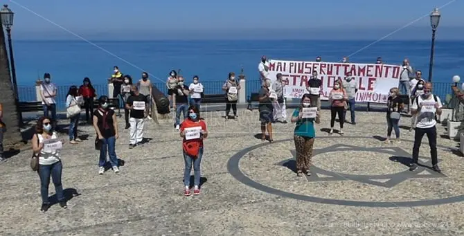 Tropea, gli stagionali insorgono: «Lavoriamo anche per 3 euro all’ora. Basta!»