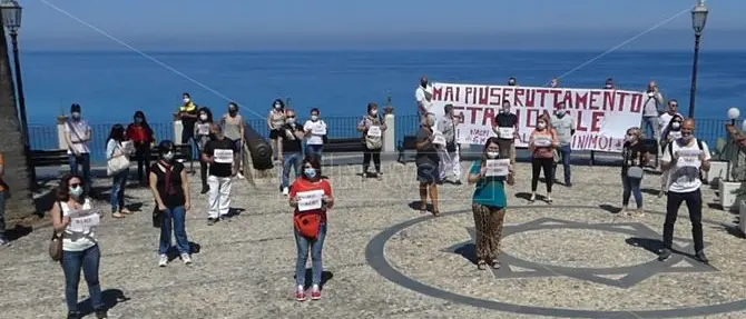 Tropea, gli stagionali insorgono: «Lavoriamo anche per 3 euro all’ora. Basta!»