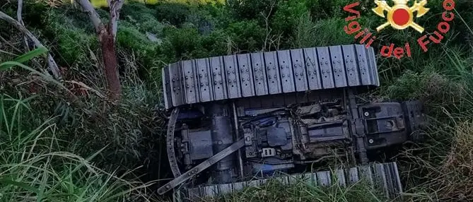 Si ribalta con il trattore a Soveria Simeri: ferito gravemente il conducente