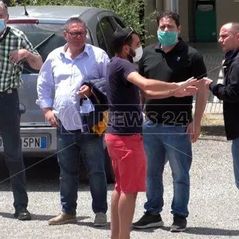 Aeroporto Lamezia, gli stagionali esclusi dalla cigs in Comune: «Non abbandonateci»