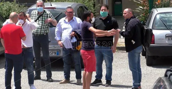Aeroporto Lamezia, gli stagionali esclusi dalla cigs in Comune: «Non abbandonateci»