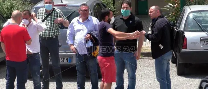 Aeroporto Lamezia, gli stagionali esclusi dalla cigs in Comune: «Non abbandonateci»