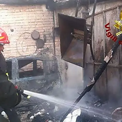 Incendio in un box auto nel Vibonese, distrutti auto e attrezzi agricoli
