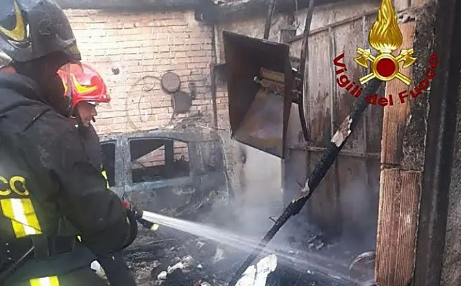 Incendio in un box auto nel Vibonese, distrutti auto e attrezzi agricoli