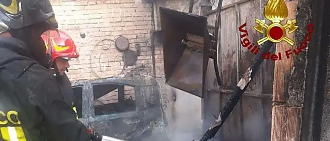 Incendio in un box auto nel Vibonese, distrutti auto e attrezzi agricoli