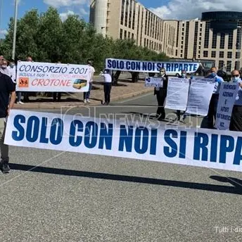 Bus turismo al collasso, a rischio migliaia di posti di lavoro: la protesta alla Regione