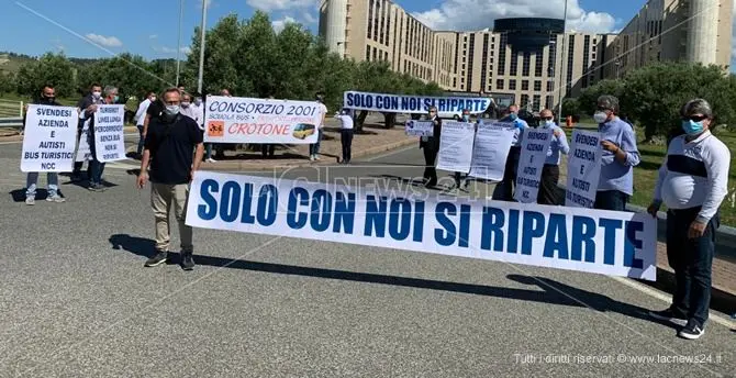 Bus turismo al collasso, a rischio migliaia di posti di lavoro: la protesta alla Regione