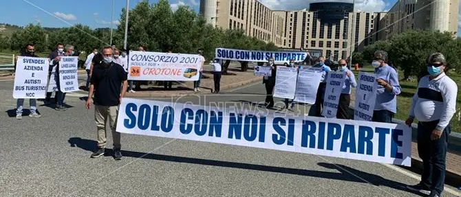 Bus turismo al collasso, a rischio migliaia di posti di lavoro: la protesta alla Regione