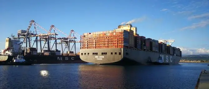 Tra le navi più grandi al mondo, gigante del mare approda a Gioia Tauro