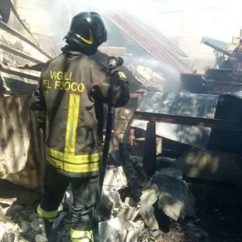 Incendio distrugge un capannone agricolo nel Vibonese: indagini in corso