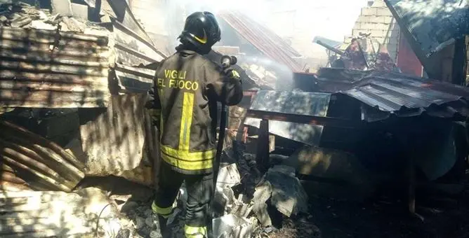 Incendio distrugge un capannone agricolo nel Vibonese: indagini in corso