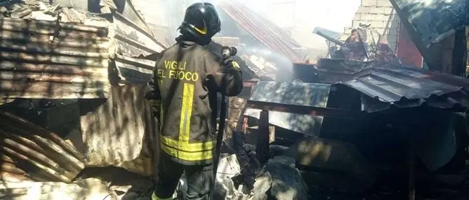 Incendio distrugge un capannone agricolo nel Vibonese: indagini in corso