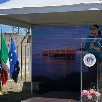 Mega nave a Gioia Tauro, Santelli: «Il Porto è la grande scommessa della Calabria»