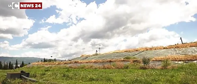 Sos rifiuti in Calabria, la discarica di Lamezia (fantasma e sotto sequestro) sarà riattivata