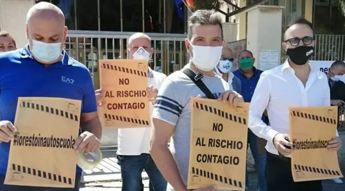 Reggio Calabria, autoscuole in protesta contro le linee guida del governo