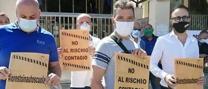 Reggio Calabria, autoscuole in protesta contro le linee guida del governo