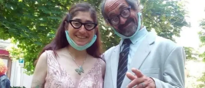 Senzatetto si sposano a Como: il loro amore nato su una panchina