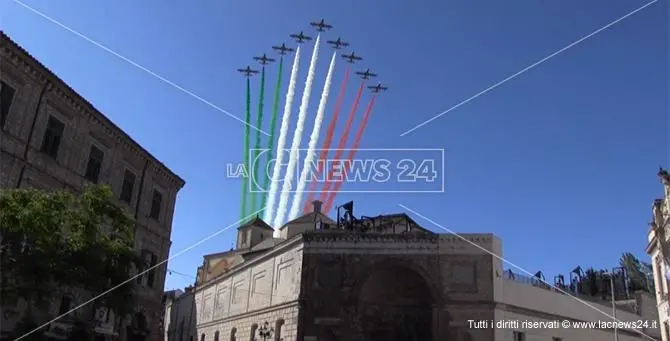 Frecce tricolori nei cieli di Catanzaro: spettacolari, ma in pochi le vedono. Bimbi delusi