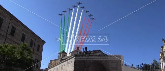 Frecce tricolori nei cieli di Catanzaro: spettacolari, ma in pochi le vedono. Bimbi delusi