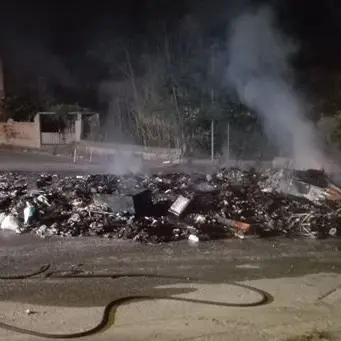 Reggio Calabria, discarica in fiamme. I cittadini: «Basta polemiche, si risolva il problema»