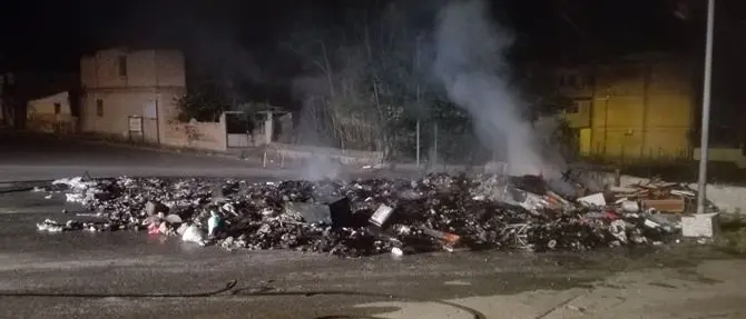 Reggio Calabria, discarica in fiamme. I cittadini: «Basta polemiche, si risolva il problema»