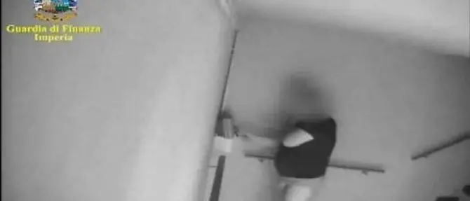 Assolto il vigile che timbrava in mutande: «Altro che assenteista, troppo zelo»