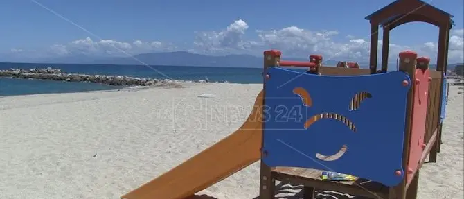 Vibo Marina, la mareggiata si mangia il parco giochi: riqualificazione flop