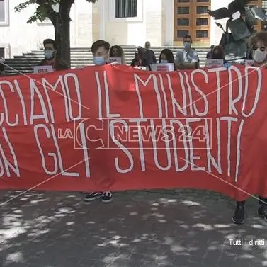 Cosenza, studenti protestano in piazza contro la didattica a distanza