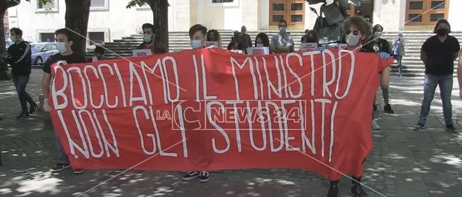 Cosenza, studenti protestano in piazza contro la didattica a distanza