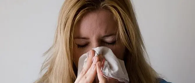Come distinguere le allergie dal coronavirus? Le indicazioni dell'Iss