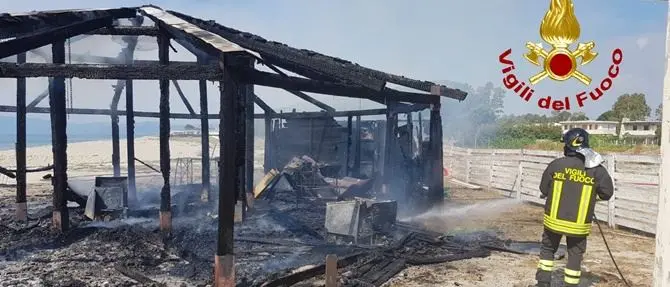 Incendio distrugge stabilimento balneare a Sellia Marina
