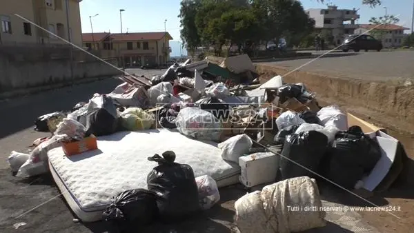 Rifiuti, nuovo intoppo a Cosenza: «Firmate il contratto o chiudiamo la discarica»