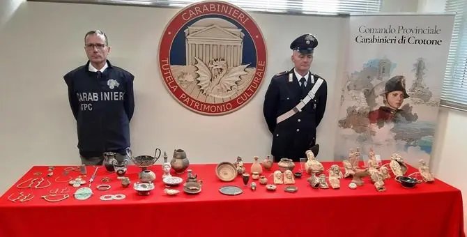 Traffico reperti archeologici in Calabria, recuperati beni per 10 milioni