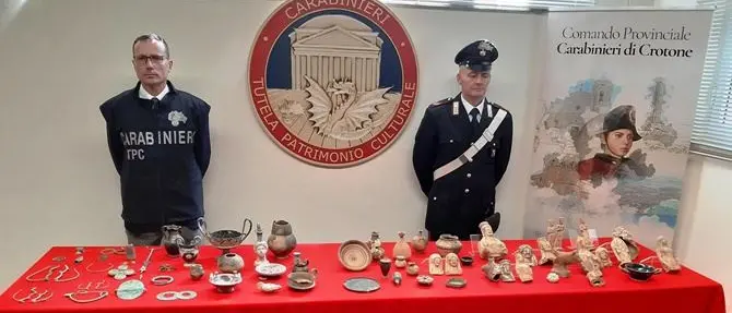 Traffico reperti archeologici in Calabria, recuperati beni per 10 milioni