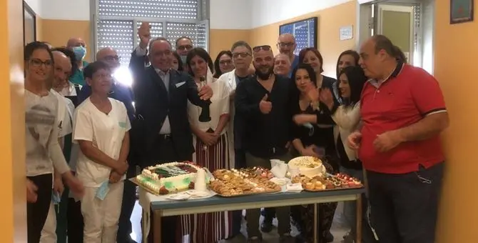 Chiude il reparto Covid, grande festa all'ospedale di Reggio Calabria