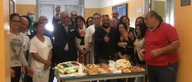 Chiude il reparto Covid, grande festa all'ospedale di Reggio Calabria