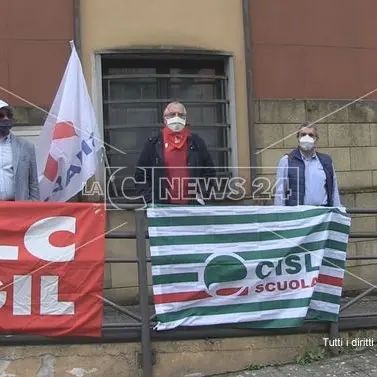 Cosenza, classi pollaio e taglio dei docenti: insorgono i sindacati della scuola