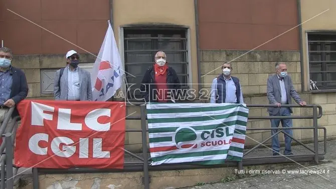 Cosenza, classi pollaio e taglio dei docenti: insorgono i sindacati della scuola