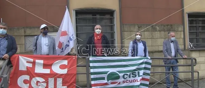 Cosenza, classi pollaio e taglio dei docenti: insorgono i sindacati della scuola