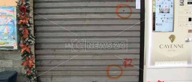 Doppia intimidazione nel Vibonese, spari contro una tabaccheria e un'auto