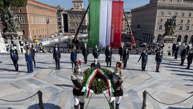 2 giugno, Mattarella: «La crisi non è terminata, economia più esposta alla criminalità»