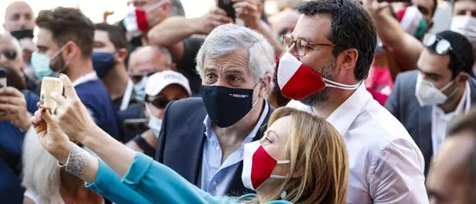 2 giugno, centrodestra in piazza a Roma: polemiche per assembramenti e insulti a Conte