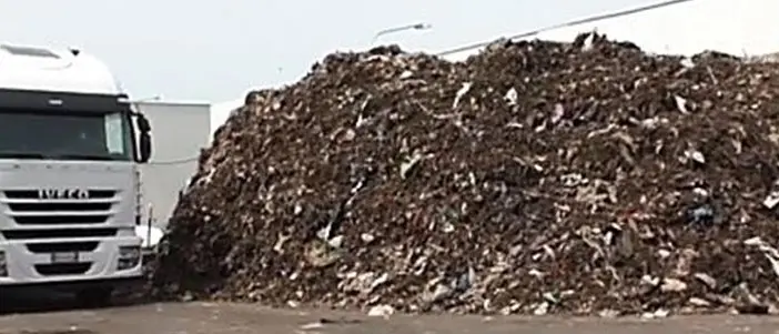 Rifiuti Calabria, burocrazia come sabbia negli ingranaggi: discariche pubbliche ferme al palo