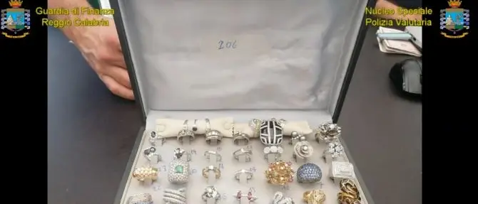 Reggio Calabria, truffa ai risparmiatori: sequestrati gioielli e orologi di lusso
