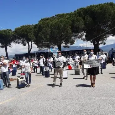 Turismo, operatori calabresi in protesta all'aeroporto di Lamezia: il video