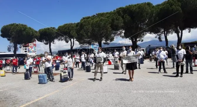 Turismo, operatori calabresi in protesta all'aeroporto di Lamezia: il video