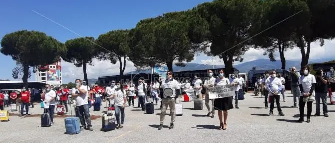 Turismo, operatori calabresi in protesta all'aeroporto di Lamezia: il video